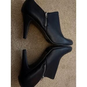 012. Preloved DexFlex bootie heels size 8.5